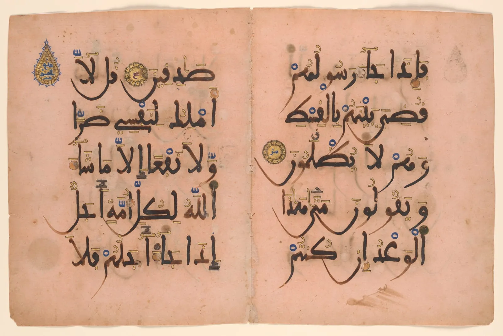 Bifolium from the Andalusian Pink Qur’an — صفحتان من المصحف الأندلسيّ الورديّ